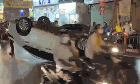 CLIP: Ô tô lật ngửa trong đêm mưa, nữ tài xế thoát nạn trong gang tấc