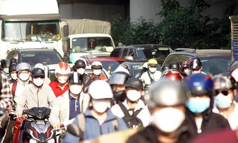 Kết thúc nghỉ lễ, 'biển người' lỉnh kỉnh đồ đạc trở lại Hà Nội