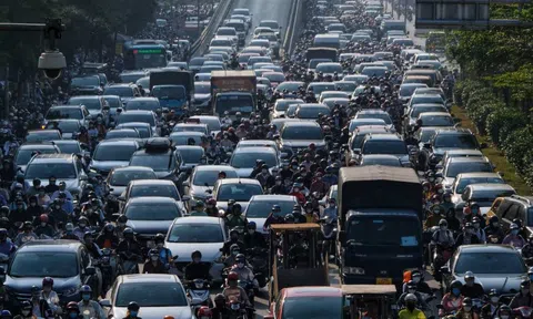 Đường phố Hà Nội lại kẹt cứng sau kỳ nghỉ lễ, người dân len lỏi khắp đường ngang ngõ hẻm để kịp giờ làm