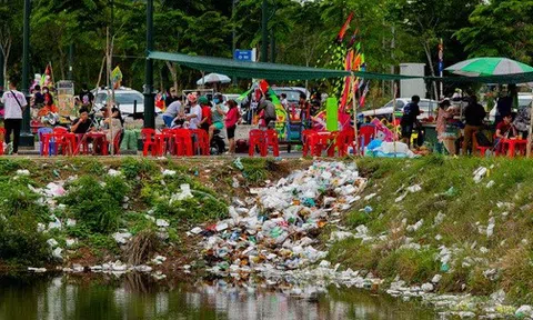 Chùm ảnh: Choáng với cảnh rác thải tràn ngập khu đất “triệu đô” Thủ Thiêm