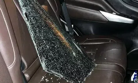 Cửa ô tô bị đập vụn giữa nơi sầm uất, chủ xe kêu mất 50.000 USD