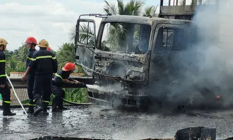 CLIP: Xe chở nhớt cháy rụi trên cao tốc Trung Lương – TP HCM, kẹt xe kéo dài