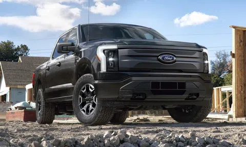 'Cháy hàng', Ford F-150 Lightning bán 'bia kèm lạc'