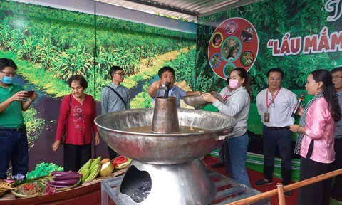 Nồi lẩu mắm khủng ở Cà Mau lập kỷ lục Việt Nam