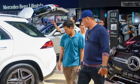 Ô tô hạng sang tại Việt Nam ồ ạt tăng giá bán