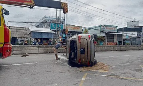 CLIP: Kinh hãi ôtô lộn nhiều vòng trên Quốc lộ 1 ở Bạc Liêu