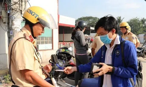 Có phải xuất trình bằng lái xe cho CSGT khi đã tích hợp vào CCCD?