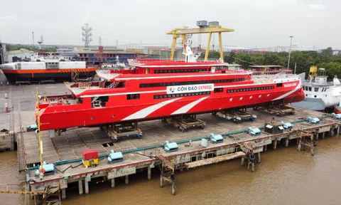 Hạ thủy siêu tàu cao tốc 4 tầng sức chứa hơn 1.000 người