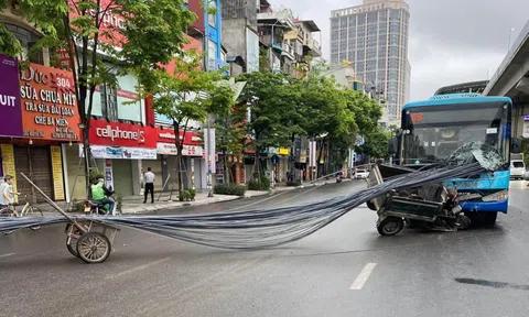 Kinh hãi bó thanh sắt dài trên xe ba gác chạy ngược chiều xuyên thẳng vào ghế lái xe buýt