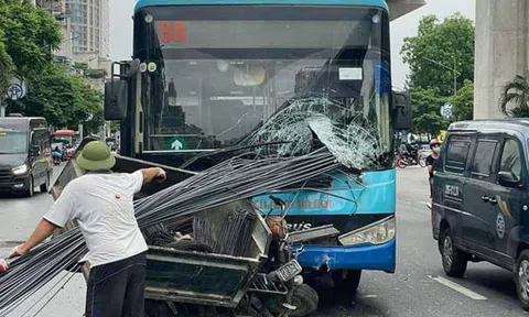 Xe chở sắt xuyên thủng xe buýt trên phố Hà Nội, hiện trường gây thấy kinh