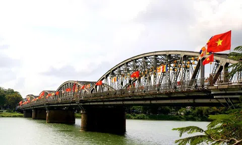 Chùm ảnh: Cố đô Huế rực rỡ sắc màu trong mùa Phật đản 2022