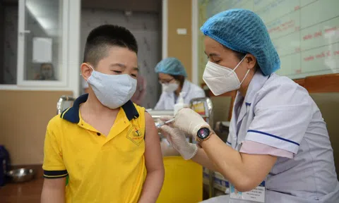 Phân bổ thêm 2,3 triệu liều vaccine Moderna tiêm cho trẻ 5-12 tuổi