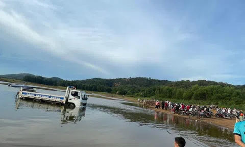 Hàng trăm người đang theo dõi vụ lật thuyền ở Đồng Nai