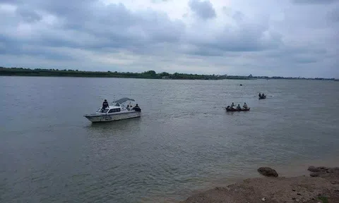 Để lại tin nhắn từ biệt, nữ giáo viên cùng hai con nhỏ mất tích ở bờ sông