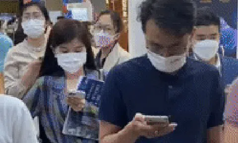 Clip: Đi mua nhà vài tỷ mà chen nhau xếp hàng như mua trà sữa, 6h sáng tới đã không còn slot!