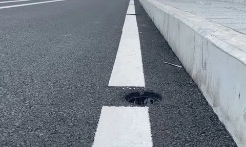 Thay nắp chắn bằng gỗ cho 44 nắp chắn bị mất cắp trên cầu Thủ Thiêm 2