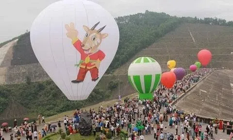 Hàng nghìn người đổ xô về chiêm ngưỡng lễ hội khinh khí cầu ở Hà Tĩnh