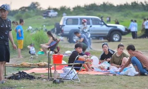 Ảnh: Hàng nghìn người đổ về bãi sông Hồng trải chiếu, dựng lều trại giải nhiệt đầu mùa hè