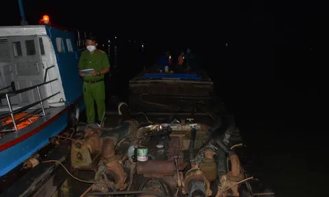 CLIP: Bắt tại trận 2 chiếc “tàu ma” hút cát trong đêm trên sông Tiền