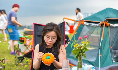 Bãi sông Hồng đông nghịt người cắm trại, vui chơi ngày cuối tuần