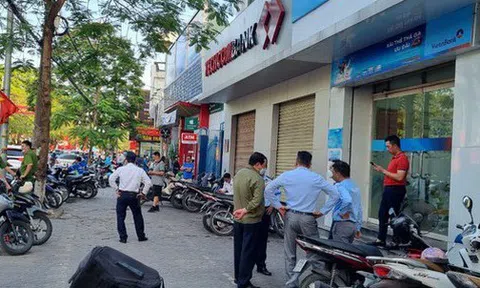 CLIP: Nam thanh niên dùng "hàng nóng" cướp ngân hàng giữa trung tâm thành phố