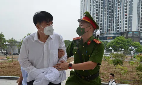 Hình ảnh dẫn giải cựu thứ trưởng Bộ Y tế Trương Quốc Cường đến tòa