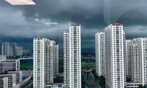 Chùm ảnh: Mây đen giăng kín đầu giờ chiều, bầu trời Hà Nội tối om đón cơn mưa như trút nước