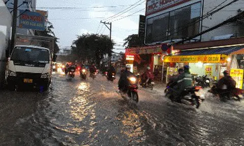 TP HCM: Mưa lớn vào giờ tan tầm, người dân vất vả về nhà