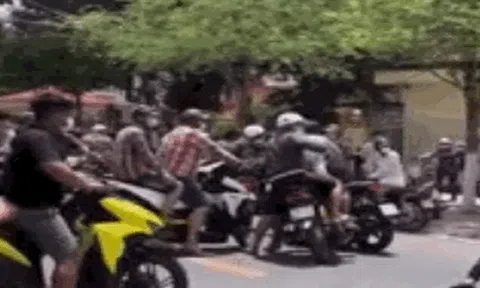 CLIP: Cận cảnh vụ nổ súng bắn người trước cổng TAND tỉnh Tiền Giang