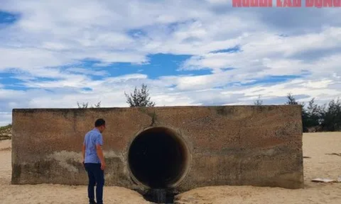 Quảng Bình: Xuất hiện cống xả nước thải đen ngòm ra bãi biển ở Đồng Hới