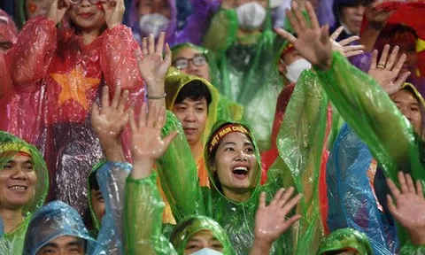 Khoảnh khắc vỡ òa ở phố đi bộ Nguyễn Huệ sau chiến thắng của U23 Việt Nam: CĐV hò reo ăn mừng dưới mưa