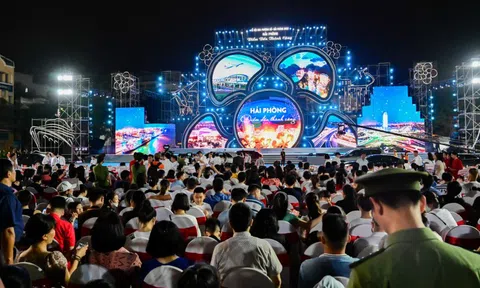 'Biển người' đổ ra đường ngắm pháo hoa trong lễ hội Hoa phượng đỏ ở Hải Phòng