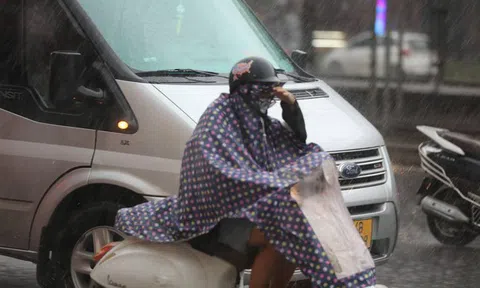 Gió mùa đông bắc tràn về, nền nhiệt giảm mạnh, mưa xuống miền Trung