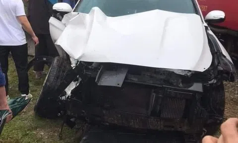 Tàu hỏa tông ô tô bay xuống ruộng