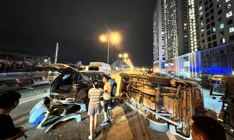 Hà Nội: 5 ô tô tông liên hoàn, đường vành đai tê liệt một chiều