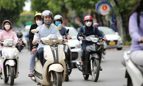 Người Hà Nội mặc áo rét ra đường giữa... mùa hè