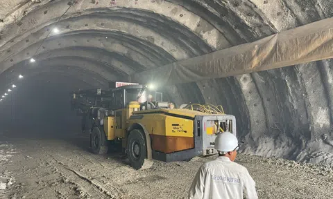 CLIP Cận cảnh nổ mìn thông hầm Dốc Sạn