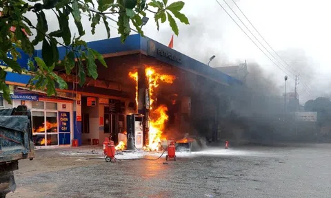 CLIP: Cửa hàng xăng dầu bốc cháy ngùn ngụt, thiêu cháy ô tô