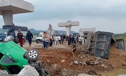 Xe tải tông 3 xe ôtô, 1 xe máy rồi lao xuống ruộng