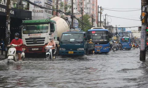 TP HCM: Đường thành sông sau cơn mưa lớn cuối tuần