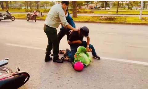 CLIP: Bảo vệ Phú Mỹ Hưng lập hàng rào bắt gọn 2 tên cướp liều lĩnh