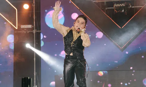 Rapper nhí tự tin trình diễn trước hàng ngàn sinh viên