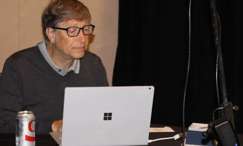 Bill Gates đang dùng điện thoại gì?
