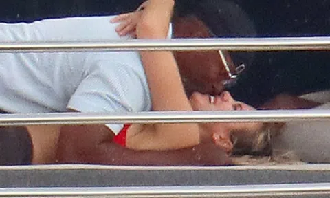 ​​Jamie Foxx lộ ảnh thân mật bên gái lạ