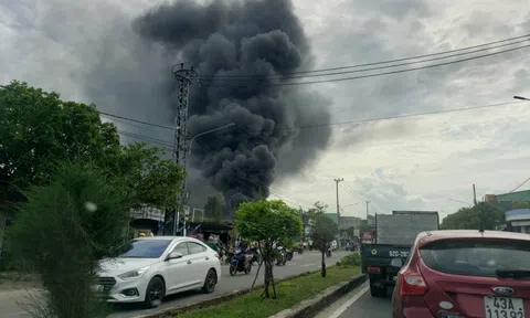 Cháy kinh hoàng tại công ty may, huy động cảnh sát 2 tỉnh thành dập lửa