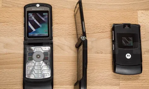 Gọi cảnh sát vì nhìn nhầm điện thoại nắp gập thành con dao