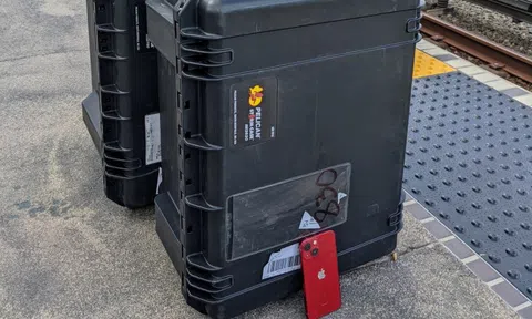 Apple gửi 2 chiếc vali nặng 35 kg cho người dùng thay pin iPhone