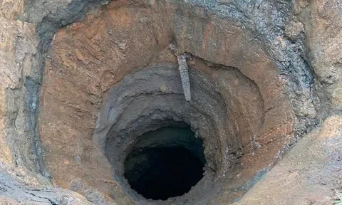 Sau tiếng động lớn, cả gia đình tháo chạy khi bất ngờ xuất hiện “hố tử thần” trong nhà