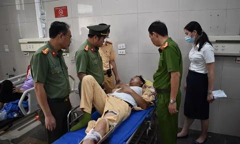 2 thanh niên đi xe máy vượt đèn đỏ, tông gãy chân thiếu tá CSGT