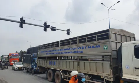 CLIP: Giao thông hỗn loạn ở ngã tư Mỹ Phước - Tân Vạn và Lê Thị Trunng